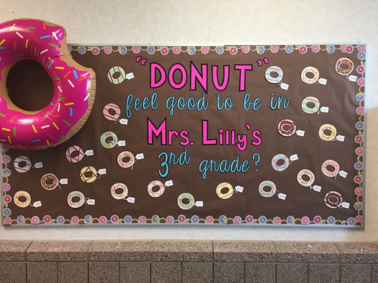 a donut is sitting next to a sign that says, donut feel good to be in mrs lilly's 3rd grade