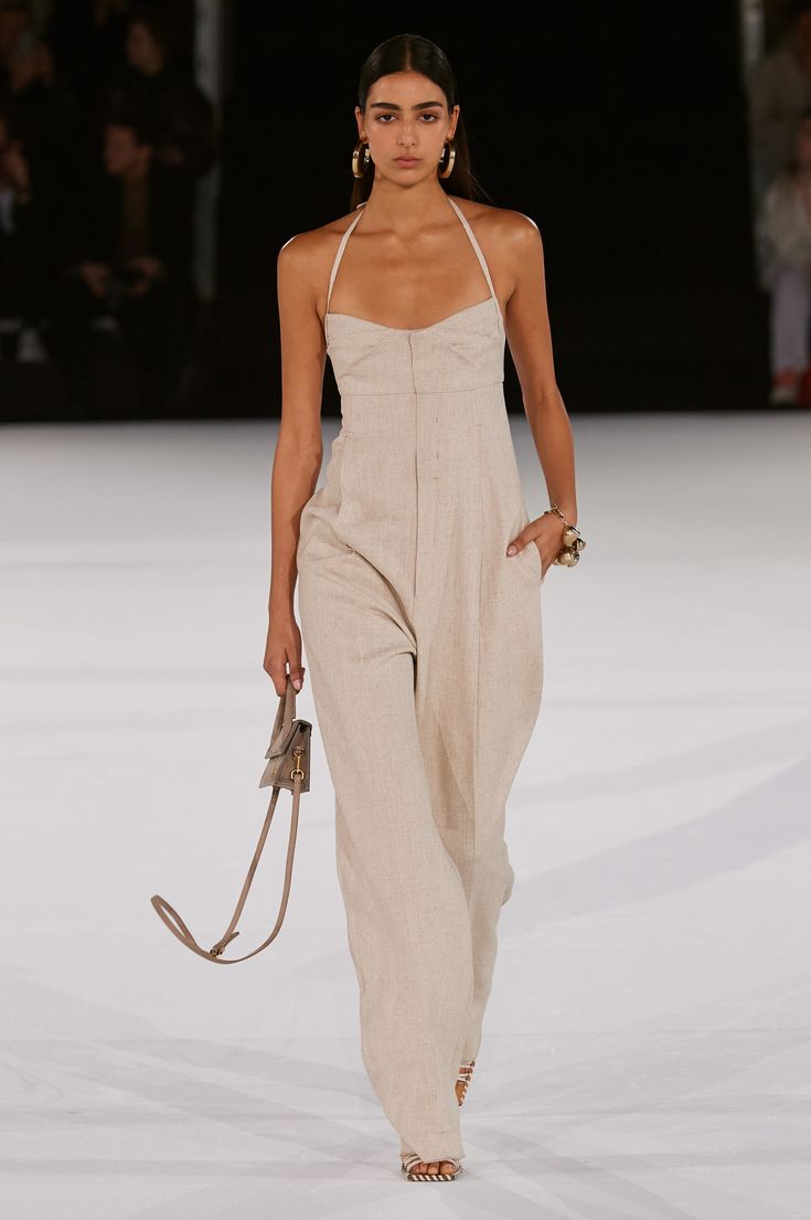 Jacquemus Loya Linen-Blend Wide-Leg Halter Jumpsuit Mode Pop, Beige Outfit, Looks Street Style, Mode Inspo, Looks Style, Mode Inspiration, Mode Outfits, Moda Casual, Look Fashion