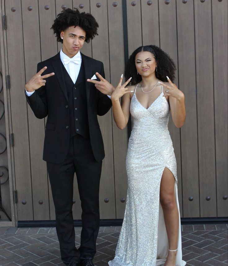 Prom Couples Black People, Prom Dates, Prom Picture Poses, Prom Photoshoot, Prom Couples, Prom Poses, Classy Prom Dresses, Pink Homecoming Dress, Mode Abaya