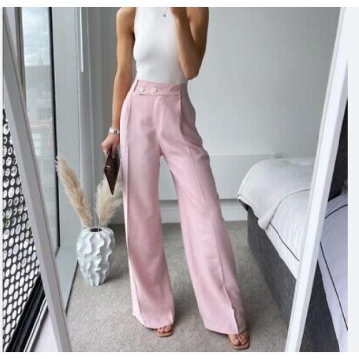 Zara Masculine High Rise Wide Leg Trousers With Cross Over Waist. Light Pink. Blogger Favorite. Nwt. New With Tags. Women's Size Xs. *Bundle With Other Items In My Closet For An Extra Discount.* Pink Trousers Outfit, Outfit Formal Mujer, Pink Wide Leg Trousers, Green Sweater Vest, Slim Blouse, Pink Trousers, Trousers For Women, Elegante Casual, Stylish Work Outfits