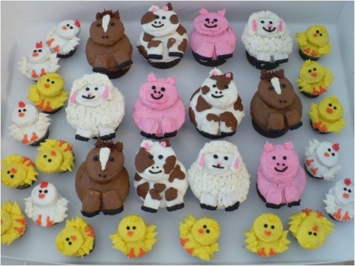 there are many cupcakes made to look like farm animals