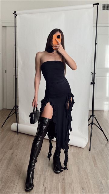 Lisa Strapless Ruffle Dress Ursula Outfit, Ursula Costume, Strapless Ruffle Dress, Black Ruffle Dress, Looks Party, Looks Chic, One Piece Dress, Edgy Outfits, Looks Style