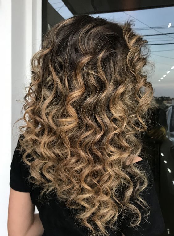 Natural Curly Balayage Hair, Balayage Hair Curly Blonde, Blonde Balayage Curly Hair Natural Curls, Ombre Hair Color Curly Hair, Hair Color Ideas For Curly Brunettes, Bayalage Brunette Curly Hair, Curly Bayalage Hair, Curly Hair Ombre Balayage, Curly Hair Balayage Blonde