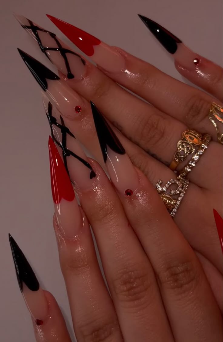 Valentines Nails Stiletto Simple, Simple Halloween Nails Stilleto, Long Stiletto Nails Valentines, Nails Acrylic Pointy Stilettos, Valentine Stilleto Nails Designs, Red Stilletos Nails Design, Valentine Goth Nails, Vampy Nails Acrylic, Valentines Goth Nails