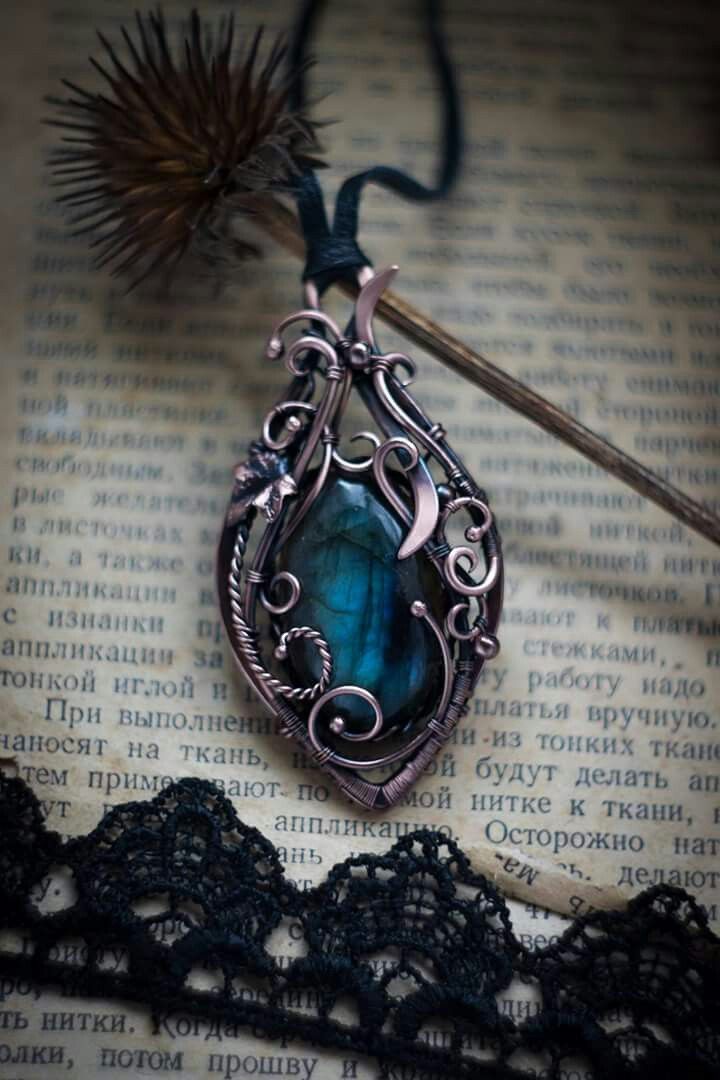 Diy Jewelry Pendants, Trendy Jewerly, Jewerly Making, Magical Jewelry, Vintage Jewelry Necklace, Labradorite Necklaces, A Necklace, Fantasy Jewelry, Bijoux Diy