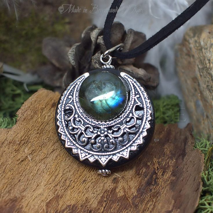 "ᘛ* Amulet Protection Necklace Pendant \"Lleuad\" Labradorite Moon Wicca - Wood Silver-Filled Brass - Pagan Triple Goddess *ᘚ Necklace that can be wear as Talisman or Amulet. * Dimensions : Pendant of 3 cms. 50cms approx for the cord total lenght. * Materials : Anti-Tarnish & Anti-Allergy Silver-Filled brass, Cotton, Gemstone of Labradorite, handtainted Wood. * Colors : Antique Silver, Blue/green/golden cabochon. Labradorite have several reflects/tones mostly blue, green or golden. If you don't Pagan Jewelry, Amulet Necklace, Protection Necklace, Best Jewelry Stores, Moonstone Pendant, Gothic Jewelry, Pandora Jewelry, Necklace Pendant, Luxury Jewelry