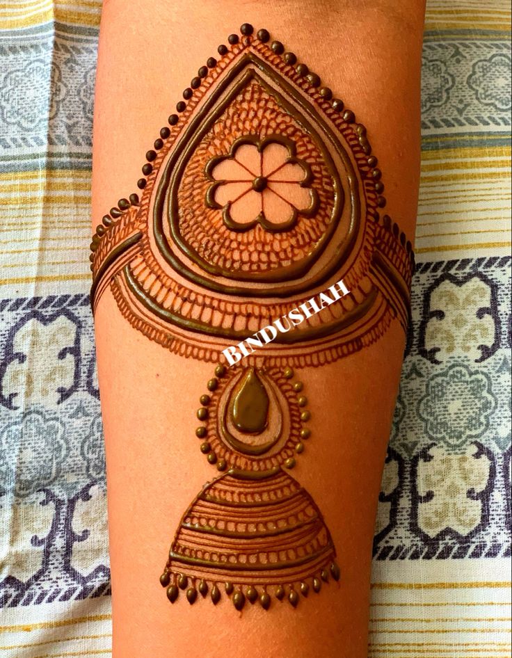 hendi tattoos on the leg of a woman