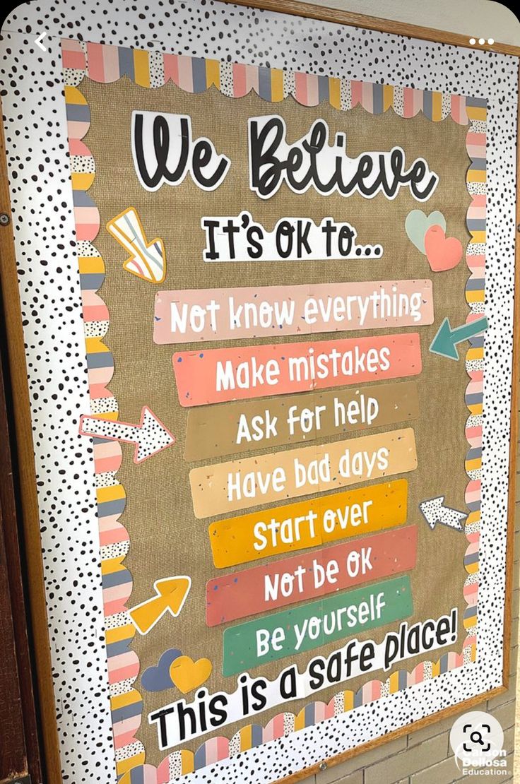 a bulletin board with words on it in a school hallway or playroom that says, we believe it's ok to not know everything make miske