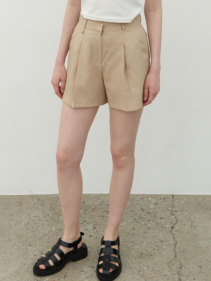 This is a feminine and modern shorts by 320SHOWROOM that is made out of high quality and sturdy fabric. With unique design detail and trendy mood, you can style it for your modern and casual daily outfit.- Pin tuck detail- Belt loops with key ring- Welt pocket on the back with label detail- Set up with matching jacket Trendy Beige Shorts For Workwear, Trendy Beige Workwear Shorts, Trendy Shorts For Workwear, Modern Bottoms For Day Out In Summer, Beige High-waisted Shorts For Work, Chic Relaxed Fit Bermuda Shorts, Chic Beige Bermuda Shorts For Summer, Classic Beige High-waisted Shorts, Summer Workwear Cargo Shorts