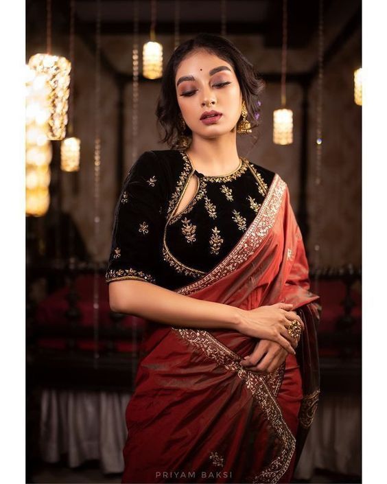 Blouse Neckline Designs, Saree With Black Blouse, Velvet Blouse Design, Blouse Neckline, Photoshoot Outdoor, Blouse Designs Catalogue, New Saree Blouse Designs, Backless Blouse Designs, Latest Model Blouse Designs