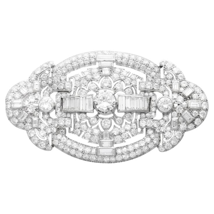 A magnificent, fine and impressive, large antique 1920s 14.84 carat diamond and platinum brooch; part of our diverse antique diamond brooches collection. This magnificent, fine and impressive antique diamond brooch has been crafted in platinum. This geometric Art Deco brooch is ornamented with a feature 1.25ct transitional modern brilliant round cut diamond, claw set in relief to the centre. The central diamond is flanked to either side with an impressive horizontal linear formation of five bagu 1920s Jewelry, Motif Art Deco, Art Deco Brooch, Jewelry Brooch, Easy Diy Jewelry, Cartier Jewelry, Antique Brooches, Diamond Brooch, 1920s Art Deco