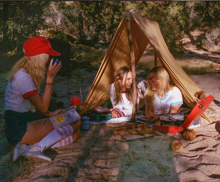 channel your inner '70s camp counselor  http://www.nylon.com/articles/camp-counselor-off-duty Camp Counselor Aesthetic, Camping Photoshoot, Summer Camp Outfits, Summer Camp Aesthetic, Camp Aesthetic, Camp America, Summer Camp Counselor, Camping Photo, Sleepaway Camp