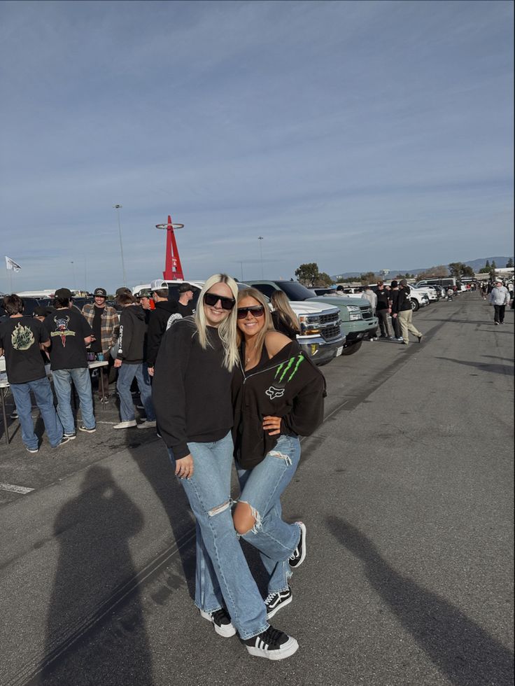 #supercross #friends #pics #bffs #aesthetic #monsterenergy Monster Truck Show Outfit Women, Supercross Outfit Women, Supercross Outfit, Bffs Aesthetic, Olivia Core, Monster Truck Show, Friends Pics, Race Outfit, Dirt Biking