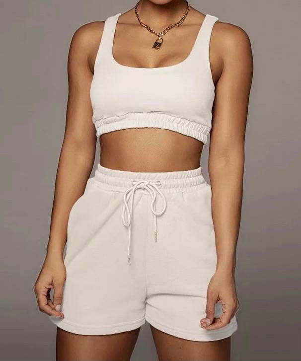 Super comfy lounge wear set, perfect for an active lifestyle or just to wear around the house. Stretchy sports bra and waistband shorts with pockets. Soft cotton and polyester blend for breathable quick dri fabric. Workout Shorts Outfit, Cute Workout Clothes, Comfy Lounge Wear, Lounge Wear Set, Trendy Activewear, Clothes Trendy, Shorts Outfits, Womens Sports, Activewear Sets