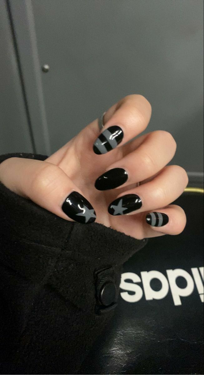 Nails Gray And Black, Grunge Nails Inspo Aesthetic, Aesthetic Emo Nails, Emo Heart Nails, Short Emo Acrylic Nails, Black Emo Nails Short, Dark Nail Designs Gothic Short, Black Nail Designs With Hearts, Black Rock Concert Nails