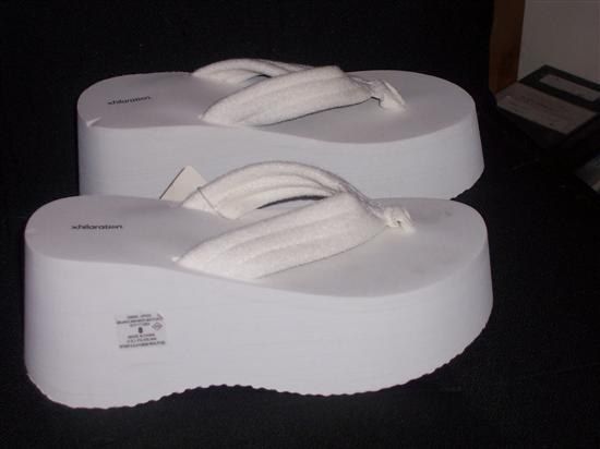 Wearing foam platform flip-flops with everything. | 25 Things All '00s Girls Are Secretly Ashamed They Did 2000s Shoes, San Diego Fashion, Juicy Couture Tracksuit, Dr Shoes, Platform Flip Flops, Wedding Items, 2000s Fashion Outfits, Beach Flip Flops, Shoe Inspo