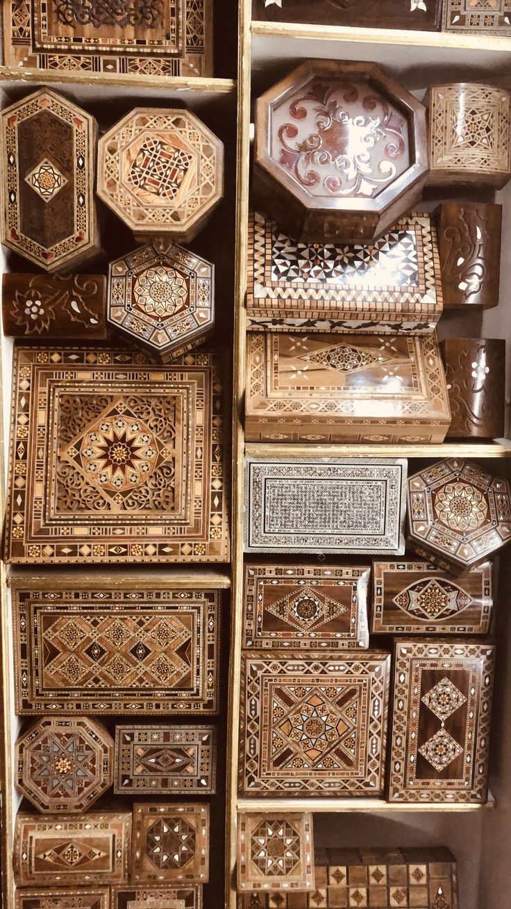 many wooden boxes are stacked on top of each other in the same pattern and shape