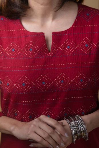 Kantha Embroidery On Kurtis, Kantha Work Kurti, Katha Stitch Kurti Design, U Neck Kurti, Kurti Hand Designs, Plain Kurti Designs, Simple Kurtis, Stylish Kurtis Design, Churidar Designs