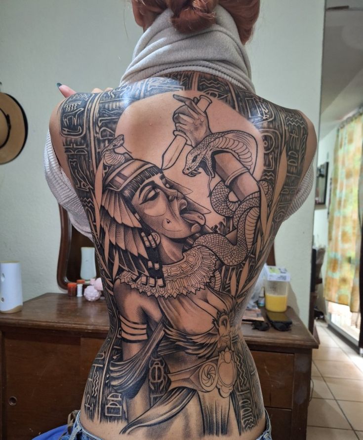 Tatuaje espalda cleopatra Egyptian Back Tattoo, Whole Back Tattoo Women, Back Piece Tattoos For Women, Tattoo Espalda Mujer, Cleopatra Tattoo, Nefertiti Tattoo, Egyptian Tattoos, Indian Tattoo Design, Cool Back Tattoos