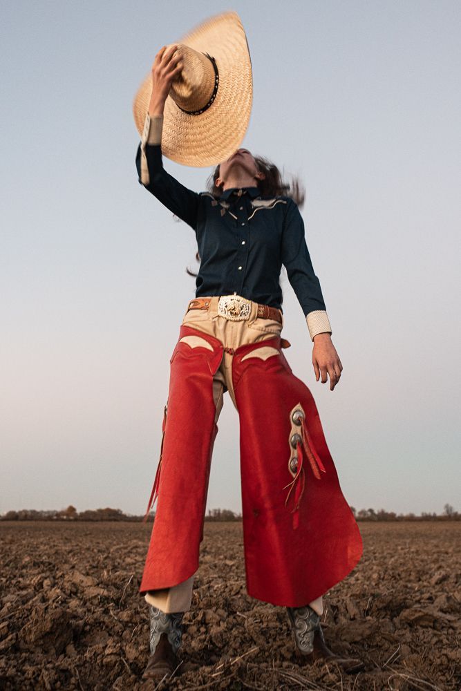 High Fashion Cowboy, Cowboy Christmas Photoshoot, Red Cowboy Outfit, Vogue Cowgirl, Hoedown Outfits, Vintage Cowgirl Outfits, Cowboy Hat Photoshoot, Lesbian Cowboy, Cowgirl Editorial