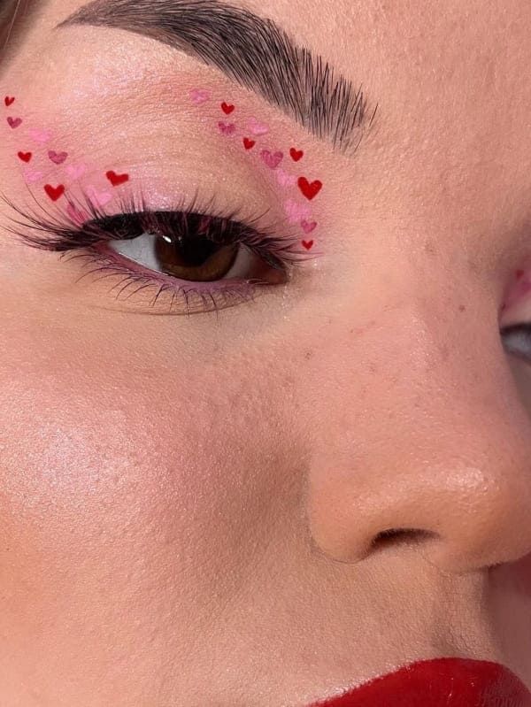 Easy Valentines Day Makeup Ideas, Valentines Graphic Eyeliner, Heart Eye Makeup Look, Heart Make Up, Valentines Eyeliner, Valentines Eye Makeup, Heart Makeup Look, Heart Eye Makeup, Heart Eyeliner