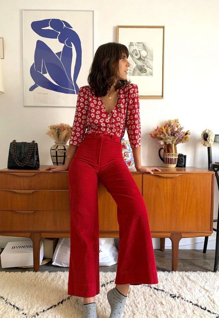 70s Inspired Fashion, 70s Outfits, Look Retro, French Girl Style, Neue Outfits, Red Pants, Mode Inspo, Look Vintage, Mode Vintage