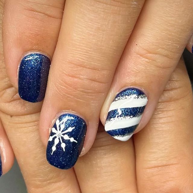 Nails & Beauty by Daisy 💅🏼 on Instagram: "𝓑𝓵𝓾𝓮 𝓒𝓱𝓻𝓲𝓼𝓽𝓶𝓪𝓼 ❄️ How gorgeous is this colour! New from @magpie_beauty jingle my bells with plain Jane & disco diva 💅🏼 Inspo: @beautique_beauty_by_dominique Cuticle oil: @cutisticks 💦 #showscratch #amyscoolgang #printnailtechs #scratchmag #thenailtechorg #nailitmag #nailpromag #nailsonfleek #nailsofinstagram #nailitdaily #thesalonmaguk #wirralnailtech #wirralnails #wirralbusiness #funkynails @scratchmagazine @thesalonmaguk @nailitmedia @nailpromagazine #magpiebeauty #magpiebeautyuk #nbbydaisy #christmasnails #christmasnailart #christmasnailsart #winternails❄️ #winternailart #winternails #christmasnails🎄 #sparklynails #magpieglitter #glitternails #snowflakenails #bluenails💙" Blue Glitter Gel Nail Designs, Nail Design With Blue Color, Winter Festive Nails, Blue Sparkle Christmas Nails, Short Blue Snowflake Nails, Christmas Nail Art Designs Blue, Blue Snowflake Nails Simple, Blue Nails Winter Sparkle, Nails Acrylic New Years Art Ideas