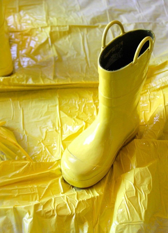 Upcycle Your Kid’s Old Rain Boots & Turn Them Into Cute Planters Spray Paint Boots, Cute Planters, Upcycle Kids, Shoe Spray, Yellow Rain Boots, Spring Porch Decor, Kids Rain Boots, Yellow Boots, Clock For Kids