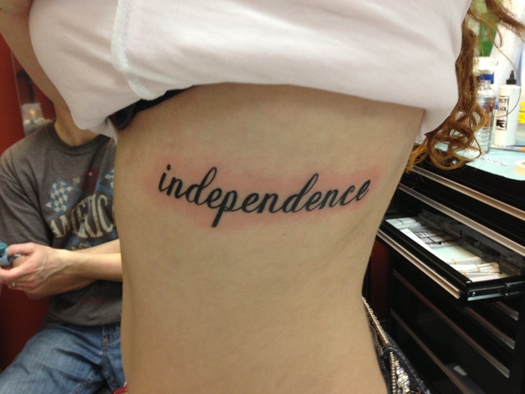 a person with a tattoo on their thigh that reads, independancee