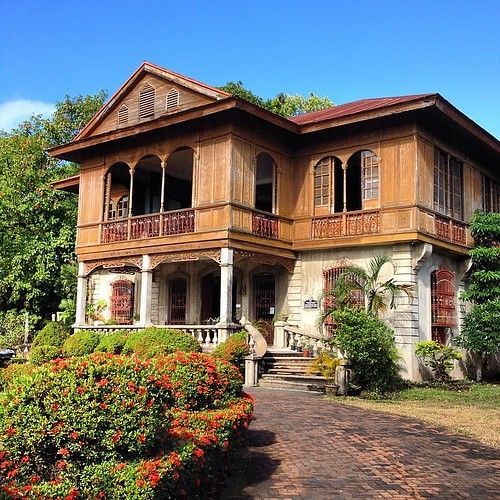 an old house with many windows and balconies on the second floor is shown