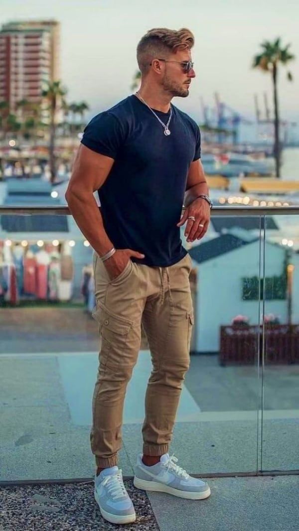 Top 34 Casual Summer Date Outfit Ideas For Guys Cargo Outfit Men, Cargo Joggers Outfits, Cargo Joggers Mens, Mens Joggers Outfit, Muscular Men Fashion, Mens Joggers Sweatpants, Black Outfit Men, Jogger Pants Outfit, Date Outfit Summer