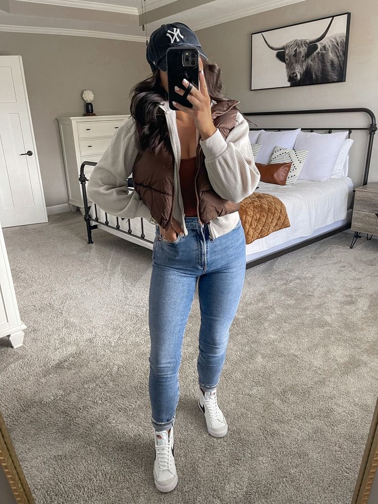 Vest Outfits For Women Casual, Cropped Puffer Vest Outfits, Puffer Vest Outfit Aesthetic, Style Nike Blazers, Vest Outfit Street Style, Puffer Vest Outfit Street Style, Style A Puffer Vest, Cropped Puffer Vest Outfit, Brown Puffer Vest Outfit