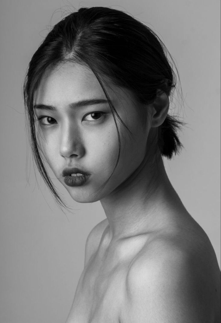 Black White Portrait, 얼굴 드로잉, Face Drawing Reference, Photographie Portrait Inspiration, White Portrait, Human Poses Reference, Face Photography, Portrait Photography Poses, Model Face