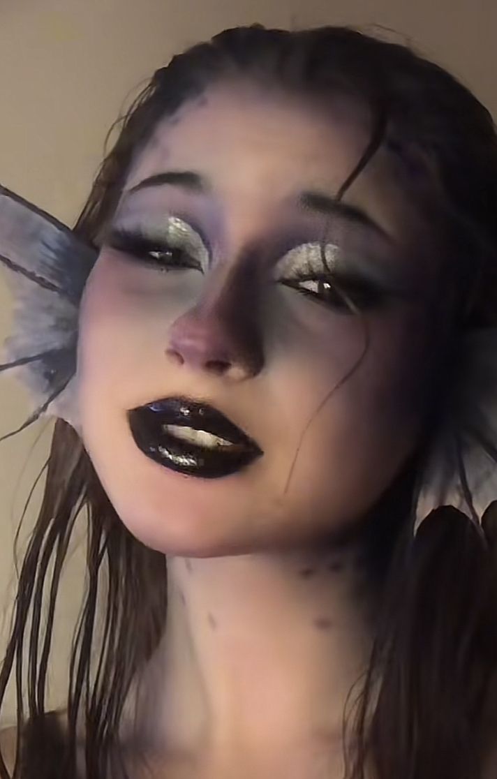 Gothic Mermaid Makeup, Halloween Makeup Siren, Gothic Mermaid Costume, Spooky Mermaid Costume, Goth Mermaid Makeup, Creepy Siren Costume, Black Mermaid Makeup, Siren Makeup Tutorial, Siren Cosplay Outfit