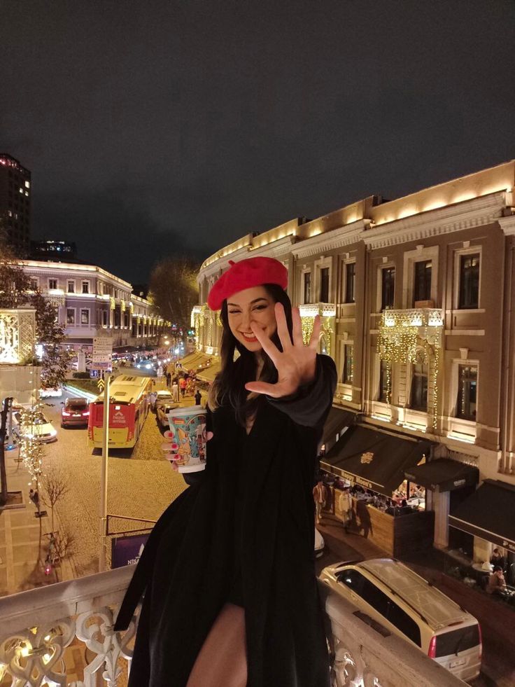 Red beret, black outfit, winter outfit, christmas lights, parisian style. Boujee Baddie, Candid Photoshoot, Top Outfit Ideas, Blurry Aesthetic, Blonde Bangs, Shoes Cool, Classy Fits, Chanel Designer, Instagram Pose