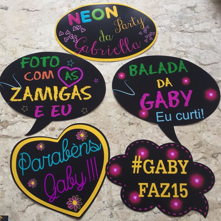 three black and yellow speech bubbles with spanish words on them, one says baby fazzie