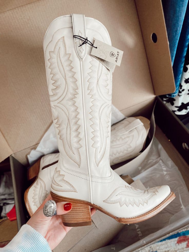 Ariat Casanova Blanco Boots – Gypsy Pearl Tx Womens Weatern Boots, Cute White Cowgirl Boots, Ariat Pearl Boots, Blingy Cowgirl Boots, Jean Shorts With White Cowboy Boots, Brown And White Cowgirl Boots, White Jeans Country Outfit, Weatern Wedding Boots, Ariat Wedding Boots