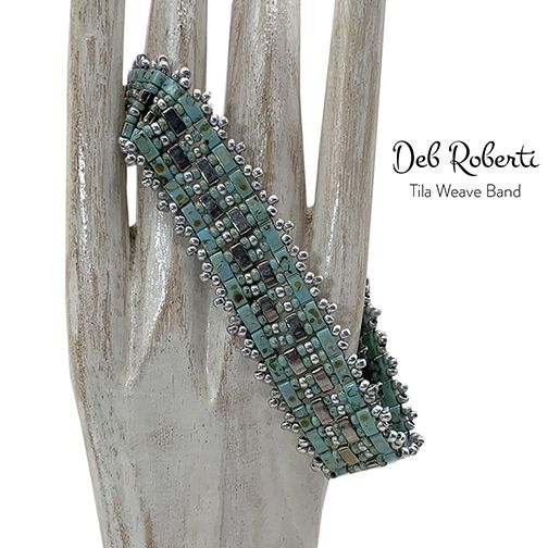 a hand is holding a beaded bracelet on it's fingers with the words, de