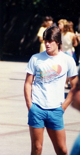 OP shorts and feathered hair. H-O-T! 80s Summer Outfits Men, 1980s Fashion Mens, Mens 70s Outfits, 80s Summer Fashion, 80s Summer Outfits, Feathered Hair, Writing A Blog, Mens 80s, Pacific Sunwear