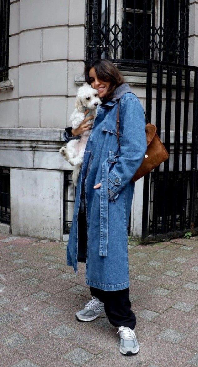 Jeans Overcoat For Women, Long Demin Jacket Outfit, Demin Trench Coat Outfit, Denim Trench Coat Outfit Street Chic, Denim Trench Coat Street Style, Long Jean Coat Outfit, Denim Trench Coat Outfit 2024, Denim Long Jacket Outfit, Long Jeans Jacket Outfit