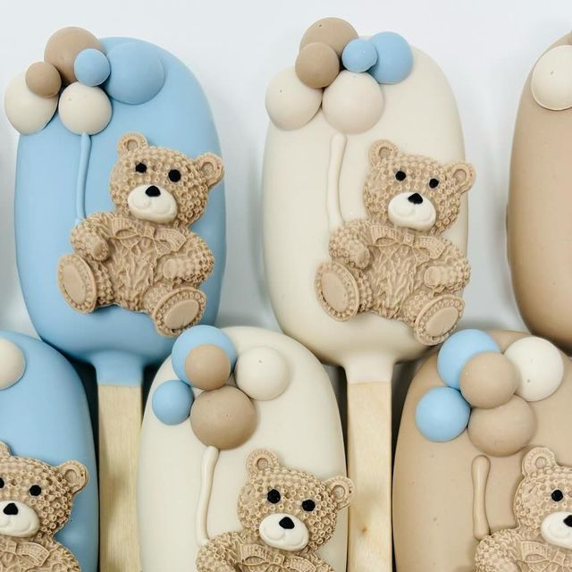 there are many fondant teddy bears sitting on the cake popss that look like they have been made out of icing