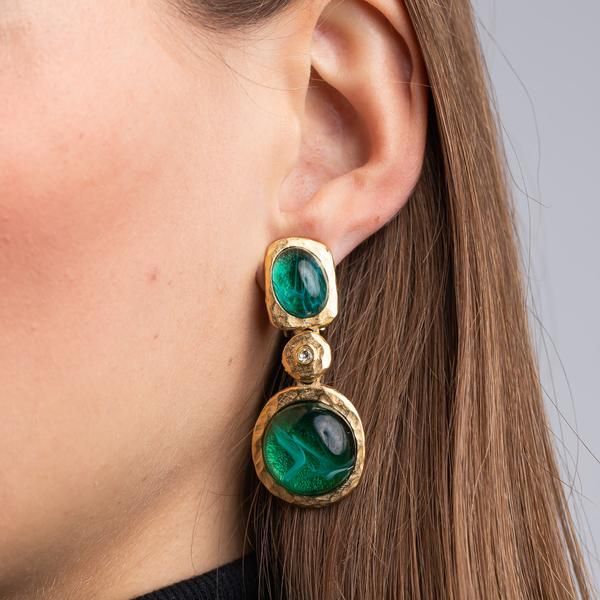 Emerald Earrings Aesthetic, Pacchala Haram, Vintage Emerald Earrings, Emerald Cabochon, Emerald Earrings Drop, Dope Jewelry, Jewelry Lookbook, Emerald Earrings, Earrings In Gold