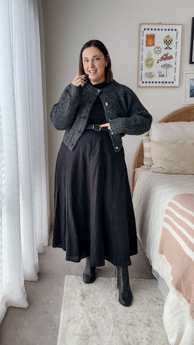 Bar Night Outfit Plus Size, Winter Skirt Plus Size, Comfortable Plus Size Work Outfit, Autumn Outfits In Korea Plus Size, No Dress Code Work Outfit, Winter Skirt Outfit Plus Size, Plus Size Winter Skirt Outfit, Curvy Formal Outfit, Mid Black Skirt Outfit