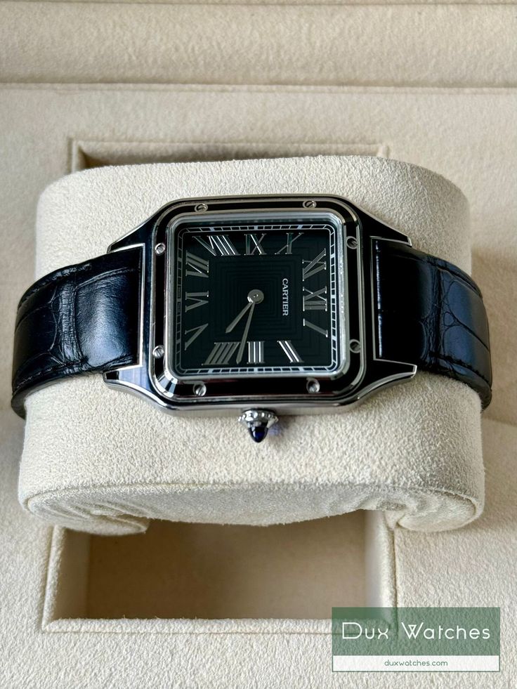 El Cartier Santos se introdujo en 1911 y se considera el primer reloj de pulsera para hombre. Fue diseñado por Louis Cartier y recibió su nombre en honor al pionero de la aviación Alberto Santos-Dumont, después de que usara los primeros prototipos del reloj durante sus vuelos. El diseño de caja cuadrada era único para la época y los tornillos expuestos alrededor del bisel sostenían el vidrio en su lugar y estaban destinados a parecerse a las patas de la Torre Eiffel. Combinado con un dial altame Cartier Santos Dumont, Cartier Santos, Luxury Watches, Cartier, Eiffel Tower, Wrist Watch, Santos