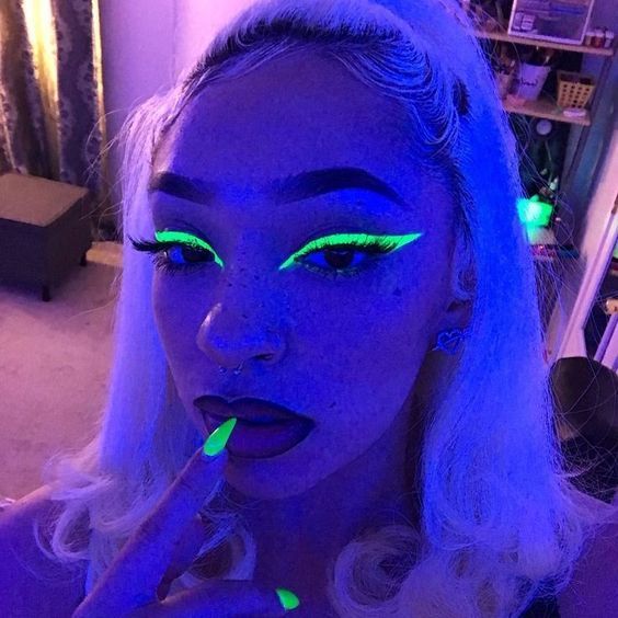 Neon Party Outfits, Neon Face Paint, Uv Makeup, Fest Temaer, Eyeliner Set, Neon Makeup, Rave Makeup, Neon Outfits, Neon Aesthetic