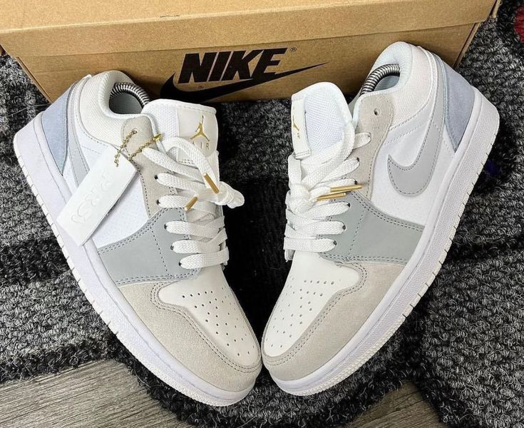 Cute Sneakers For Teens Nike, New Nike Shoes 2024, Jordan Shoes Astethic, Nike Beige Sneakers For Streetwear, It Girl Sneakers 2024, Jordans 1, Nike Fashion Shoes, Preppy Shoes, Kicks Shoes