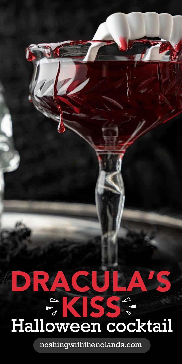 A dark red cocktail in a crystal glass with blood droplets and fangs on the side of the glass. Coktail Halloween, Red Alcoholic Drinks, Cocktails With Vodka, Vampire Halloween Party, Halloween Dracula, Halloween Party Drinks, Vampire Party, Halloween Drinks Alcohol, Red Drinks