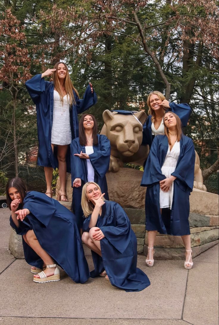 Grad Poses Photo Shoots With Friends, Grad Group Photo Ideas, Graduation Photoshoot Ideas Group, Graduation Photo Ideas High School, Silly Graduation Pictures, Big Group Graduation Pictures, Funny Grad Pics, Grad Picture Ideas Friends, Trio Graduation Pictures