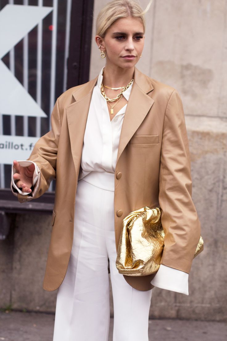 Street Style Jewelry Trends SS2020 Via Paris – ALLIE NYC Gold Bag Outfit, Camel Outfit, Street Style Jewelry, Workwear Capsule, Street Style Bags, What To Wear Today, Gold Bag, Looks Street Style, Stop Thinking