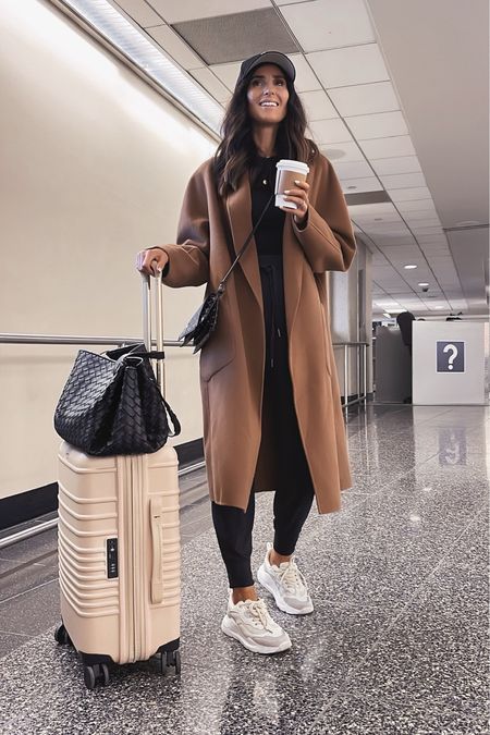 Clothes For Airport Travel Style, Flight To Europe Outfit, Milan Travel Outfits, Flying Outfit Travel, Fall Outfit Sneakers, Winter Airport Outfit, Trendy Airport Outfits, Aero Look, Airport Outfit Fall